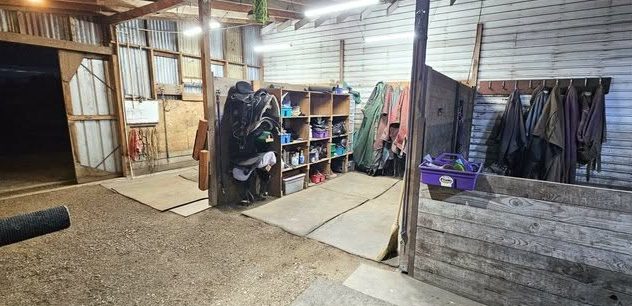 Grooming bay with tack cubbies